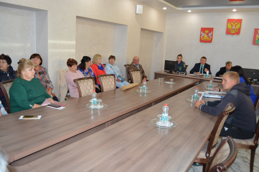 16 октября состоялась рабочая встреча главы администрации  города Богучар Аксёнова Сергея Александровича с активистами ТОС и уличкомами. 